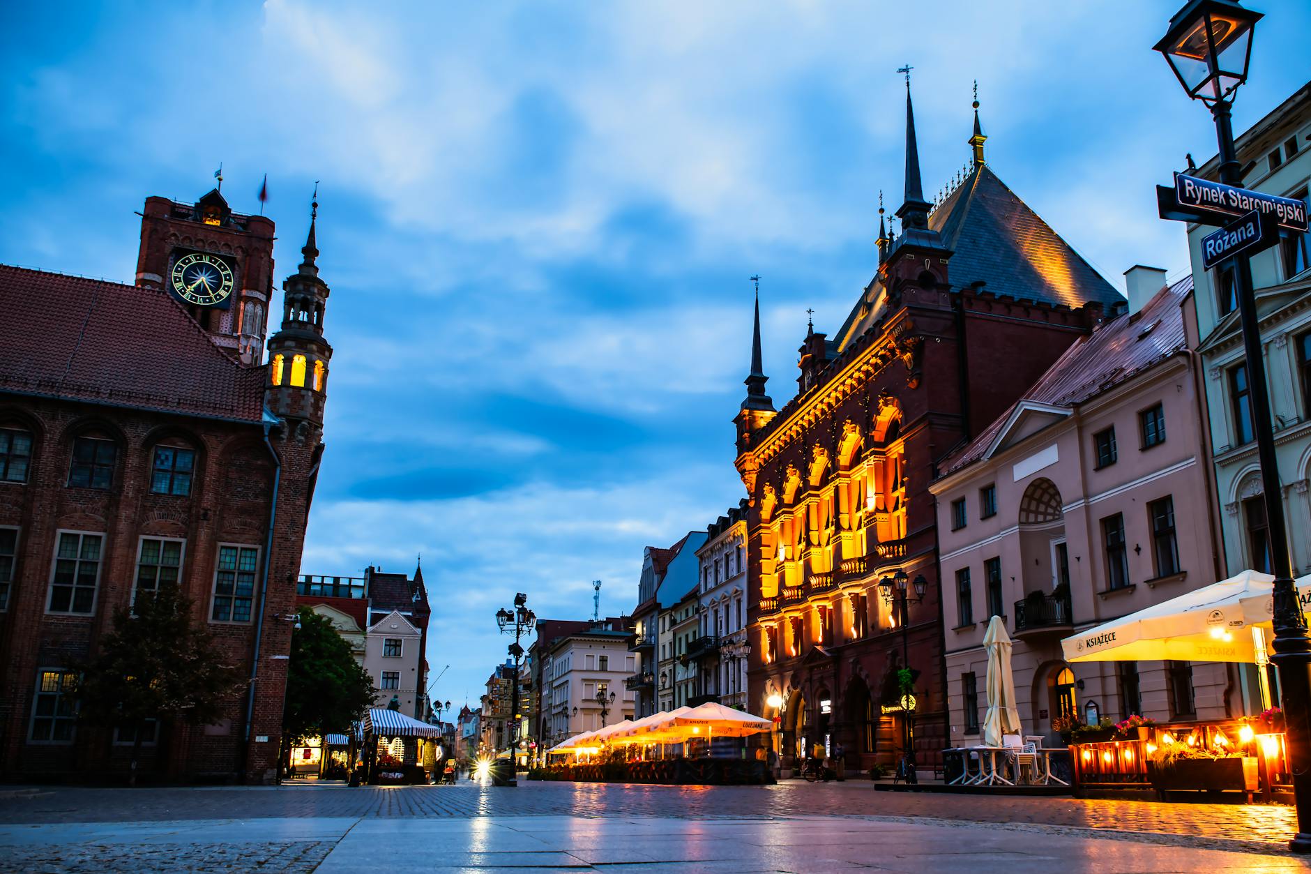 Mapa powiatu z zaznaczonymi Sulmierzycami, symbolizująca analizę rynku pracy