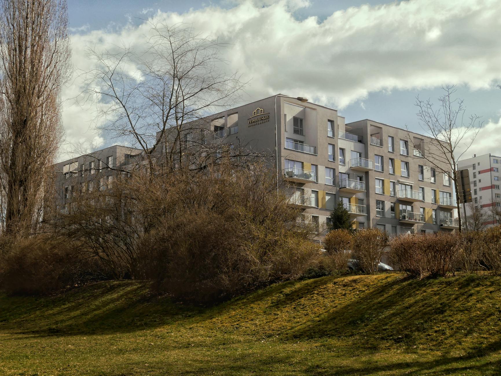 Malowniczy krajobraz z elementami przyrody i śladami dawnej historii w okolicach Sulmierzyc.