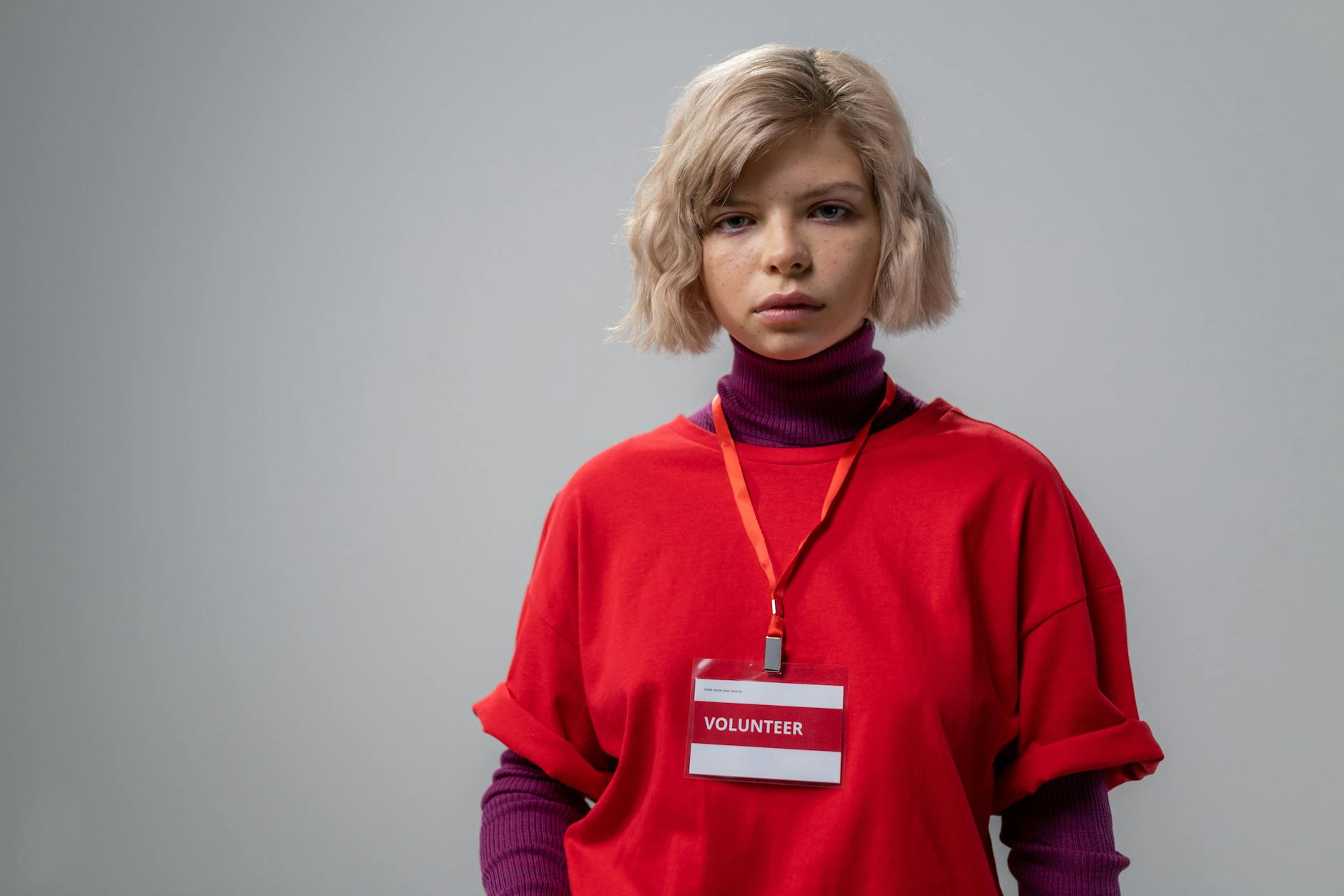 Młodzi ludzie dyskutujący podczas kongresu i nagrodzeni liderzy organizacji pozarządowych - symbol zaangażowania społecznego w Sulmierzycach i regionie Krotoszyn.