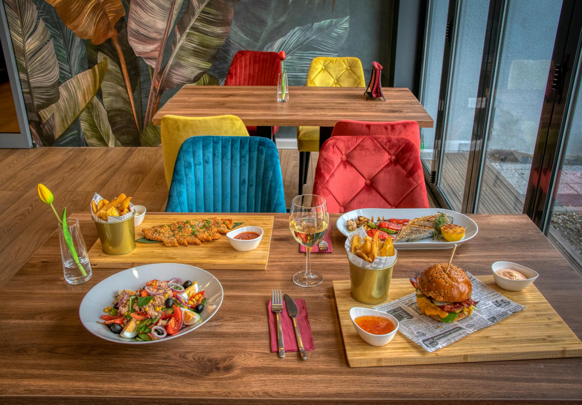 Talerz z tradycyjnym polskim daniem, np. pierogami lub schabowym, na stole w restauracji w Sulmierzycach.